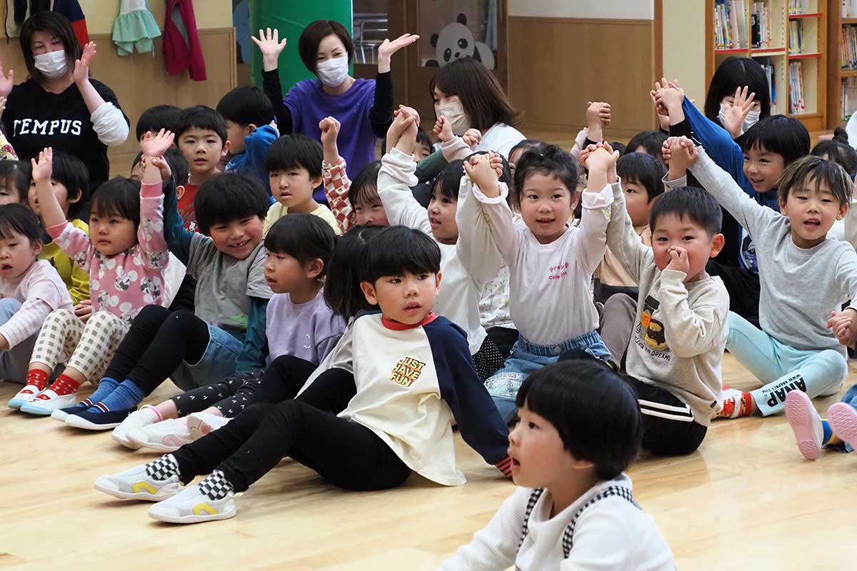 「みんなと一緒で楽しい」。手をつないで表現する子どもたち