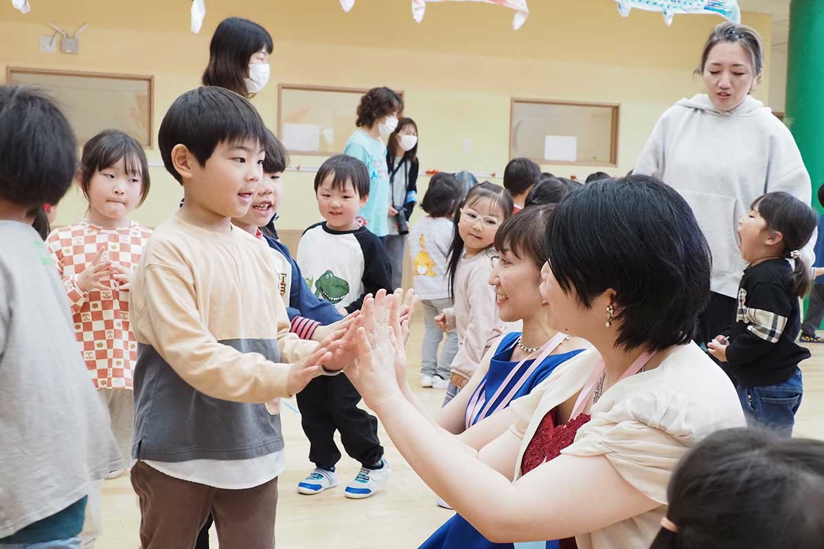 「来てくれてありがとう」。ハイタッチで感謝を伝える