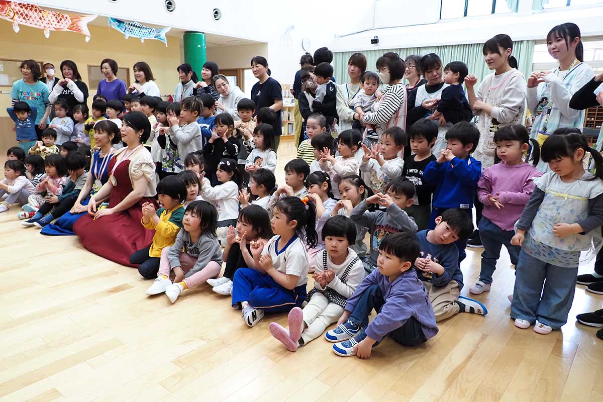 音楽会で交流を深めた3保育施設の子どもと職員ら