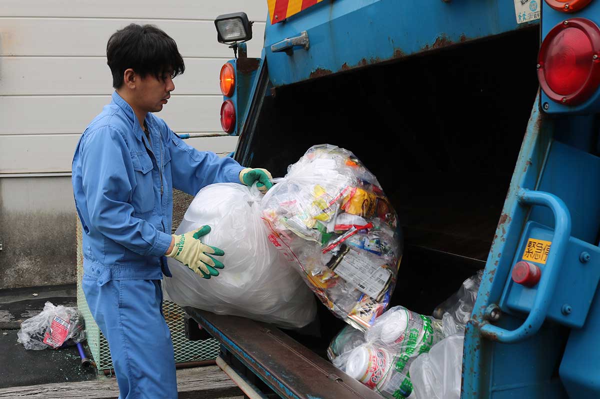 釜石市で地区ごと月1回（土曜日）行われているプラスチックごみの収集＝17日