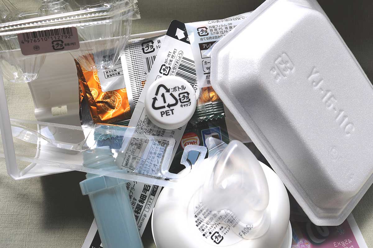 4月から収集を開始した「プラスチック製容器包装（“プラ”表示あり）」と「製品プラスチック（同表示なし）」の例