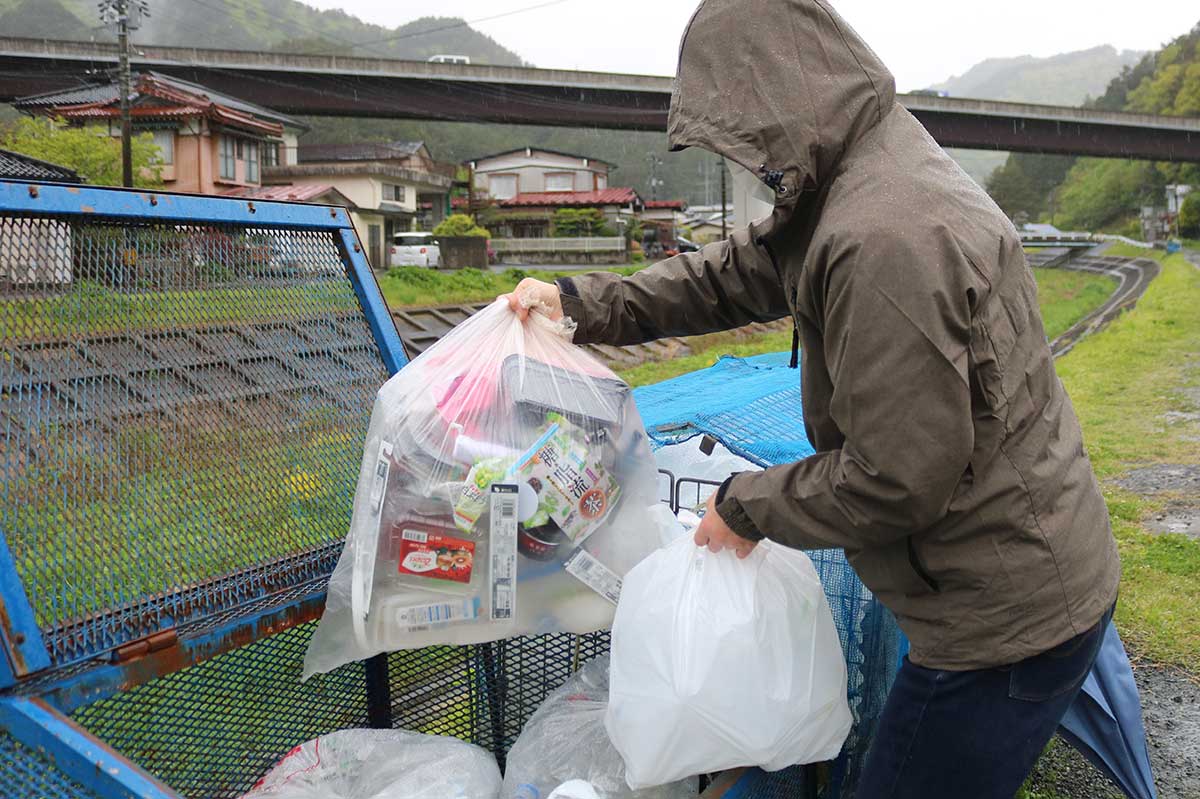 地区ごとに定められている月1回の収集日（市配布のごみカレンダー参照）午前8時までに出す