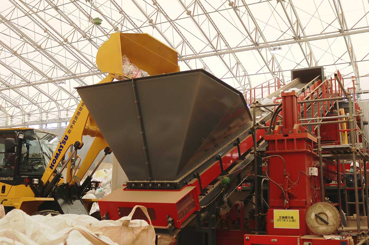 プラごみは検品後、機械に投入。破集袋機で回収時の袋をはずす