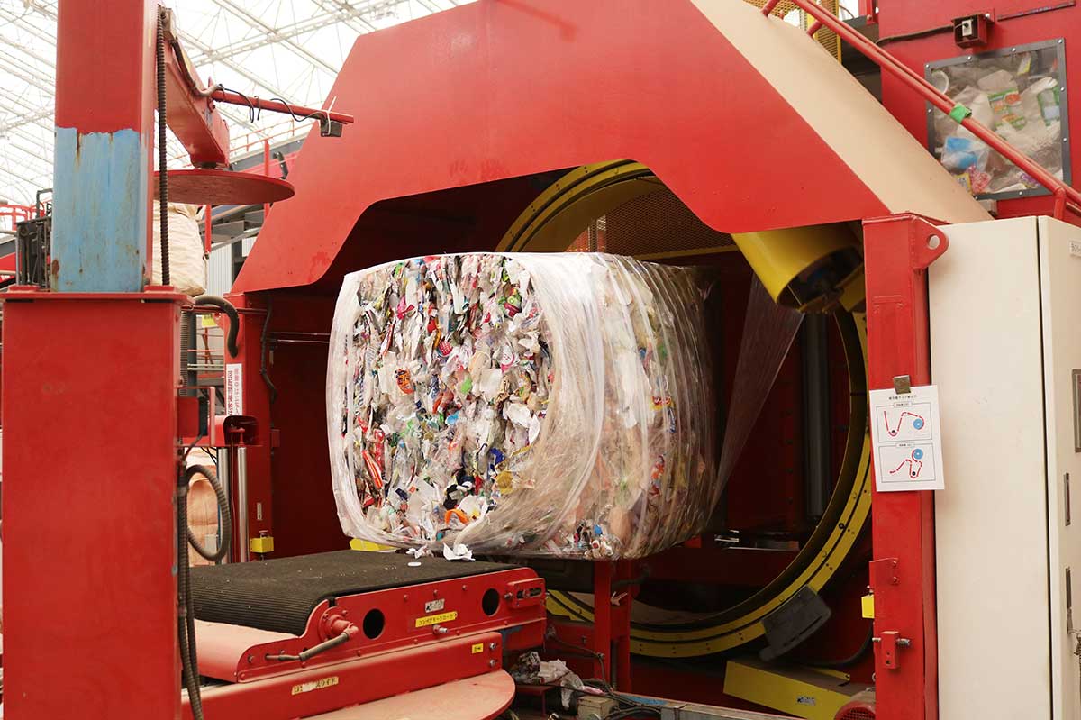 最後は圧縮梱包機で「プラスチックベール」に加工。1個の重さは約250キロ