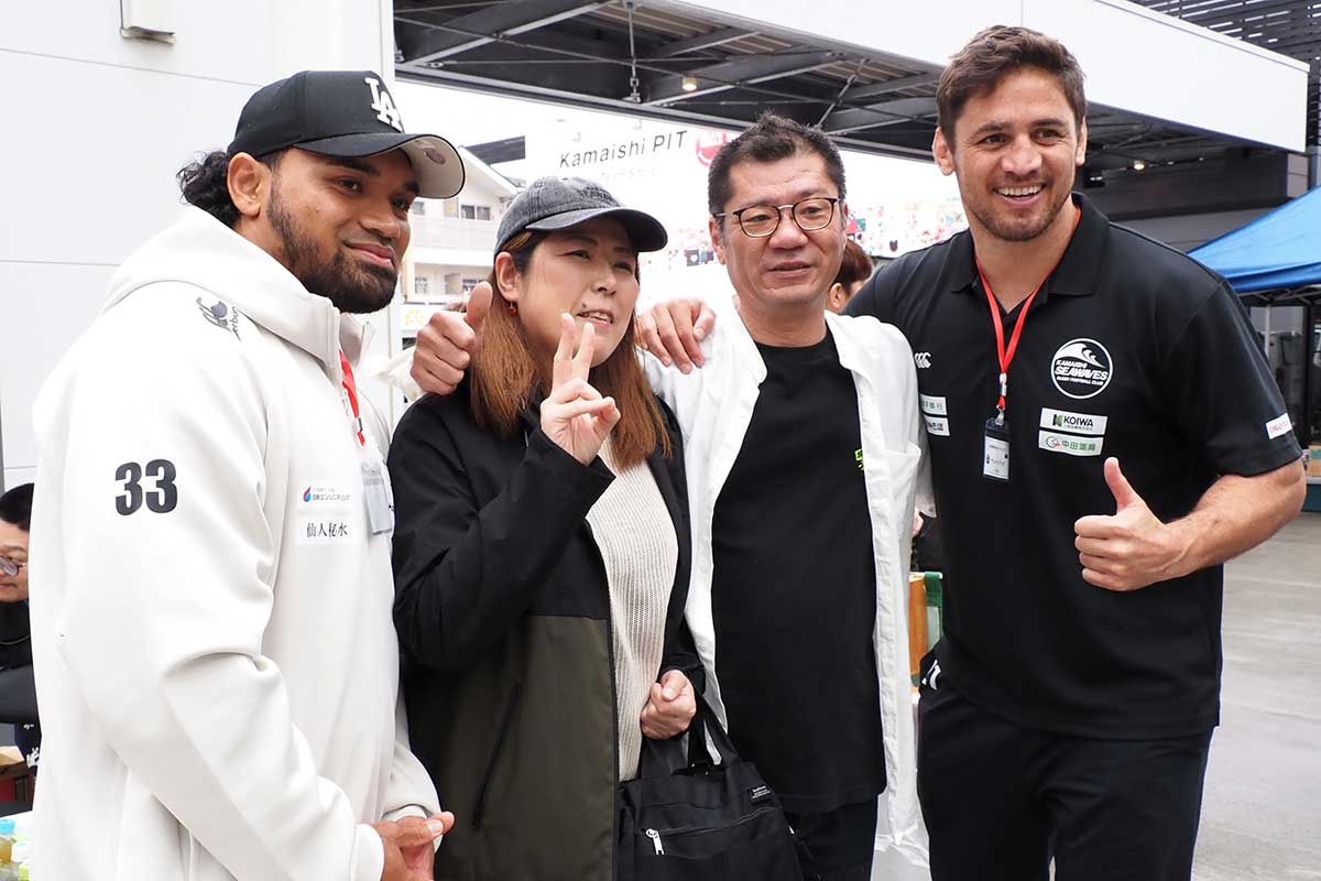 サム・ヘンウッド選手、トンガ・モセセ選手と笑顔でパチリ