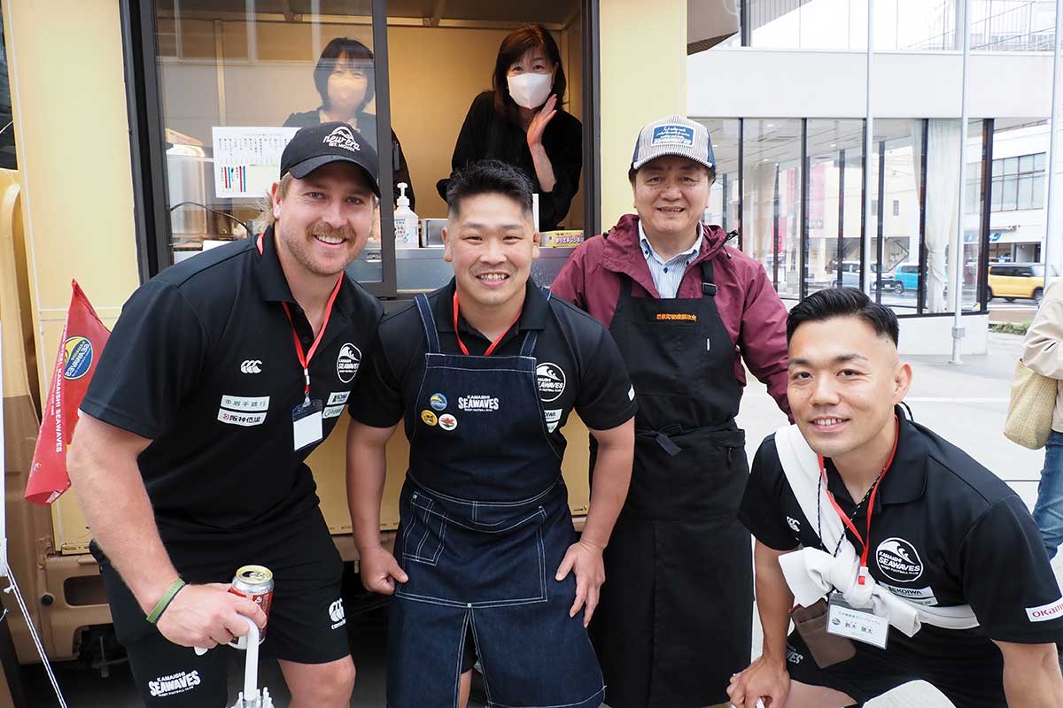 キッチンカーの「15分限定店長」を務めた選手ら