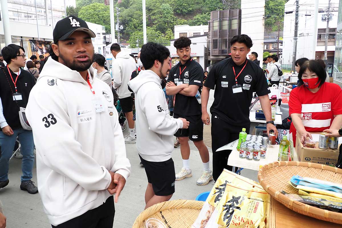 「おいしいビール、いかがですか」とトンガ・モセセ選手