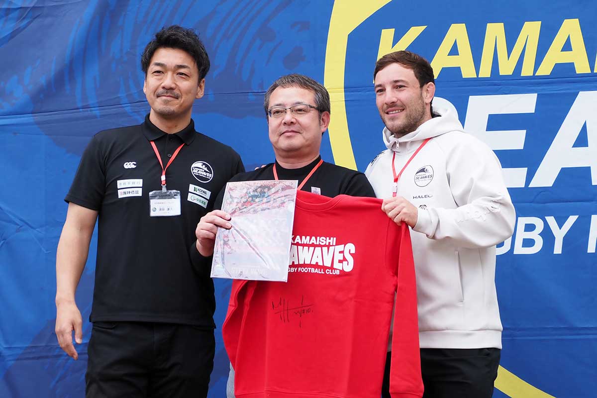 MVPに選ばれたミッチェル・ハント選手（右）、評価した投票者、須田康夫ヘッドコーチ（左）