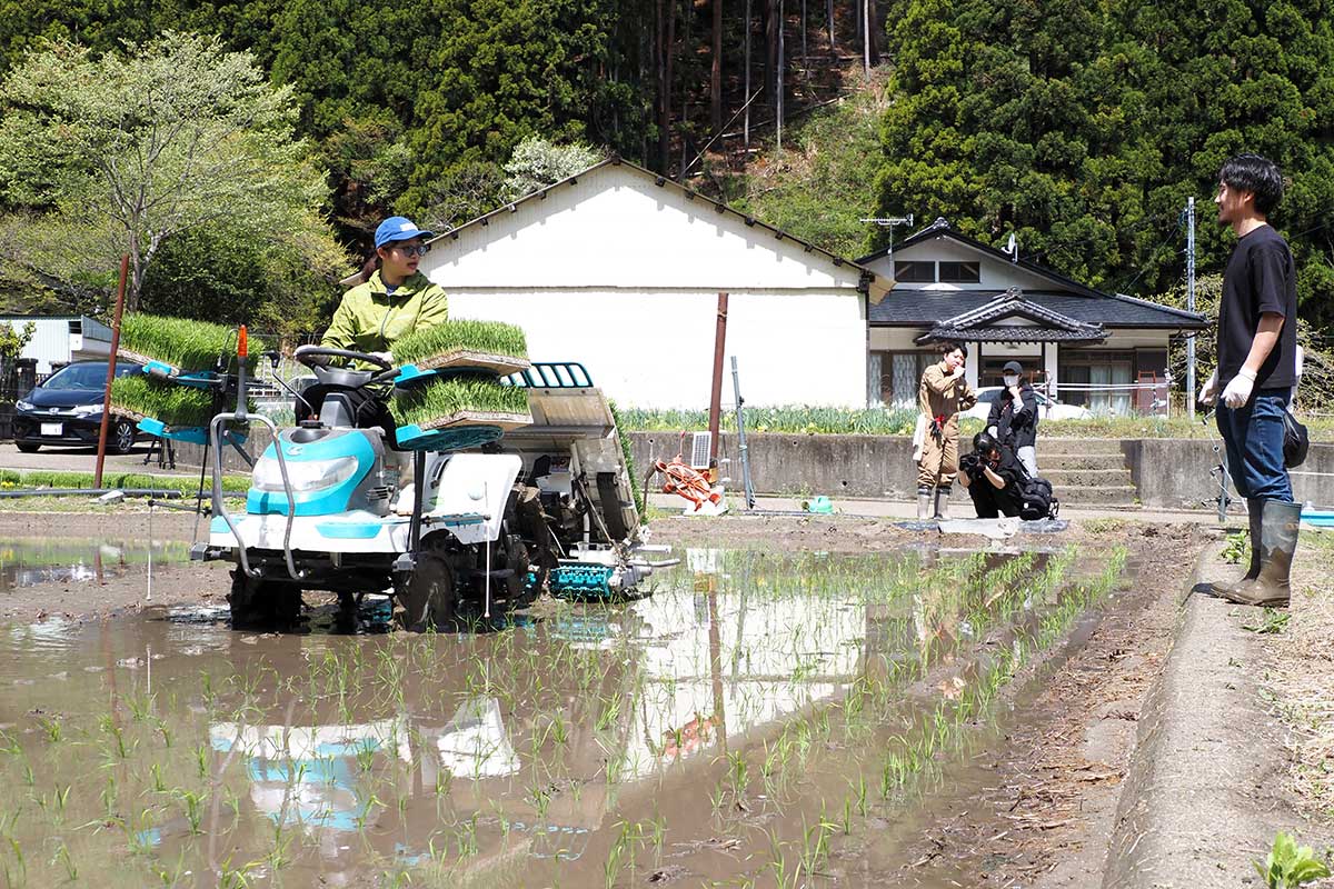 大井さんにアドバイスを受けながら機械を動かす参加者
