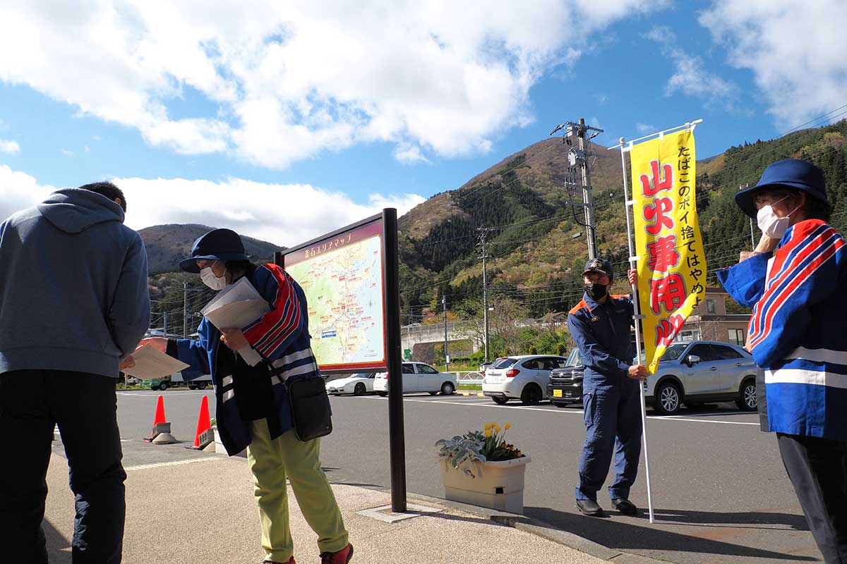 道の駅「釜石仙人峠」で広報物を配って防火の意識高揚を図った