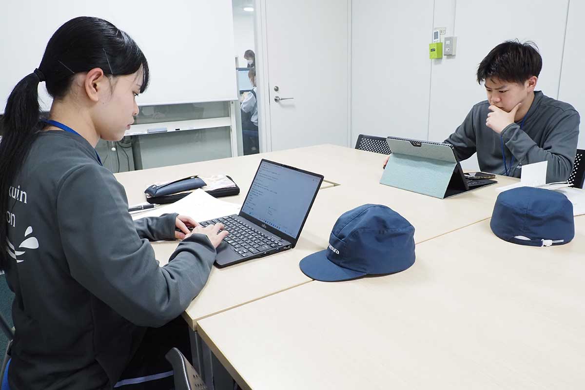 与えられた課題についての情報集めを進める学生