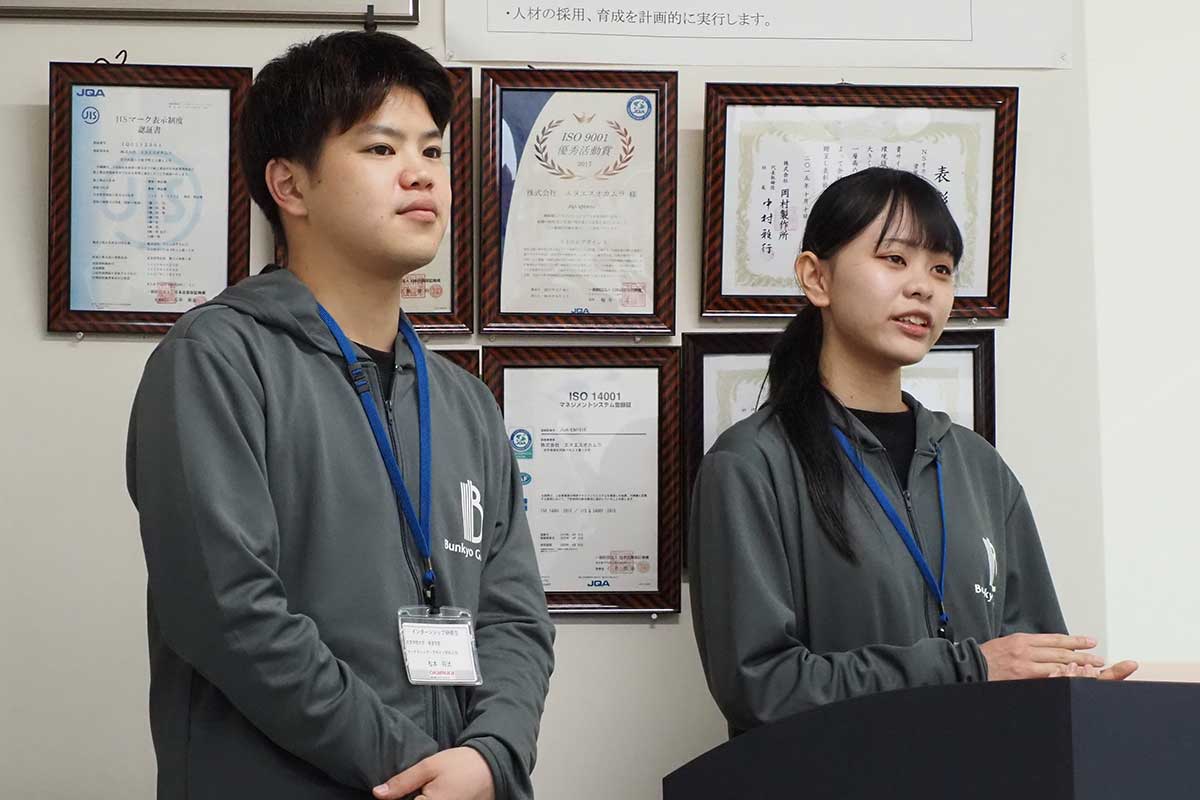 「悩み」の解決策を提案する松本さん（左）と関さん
