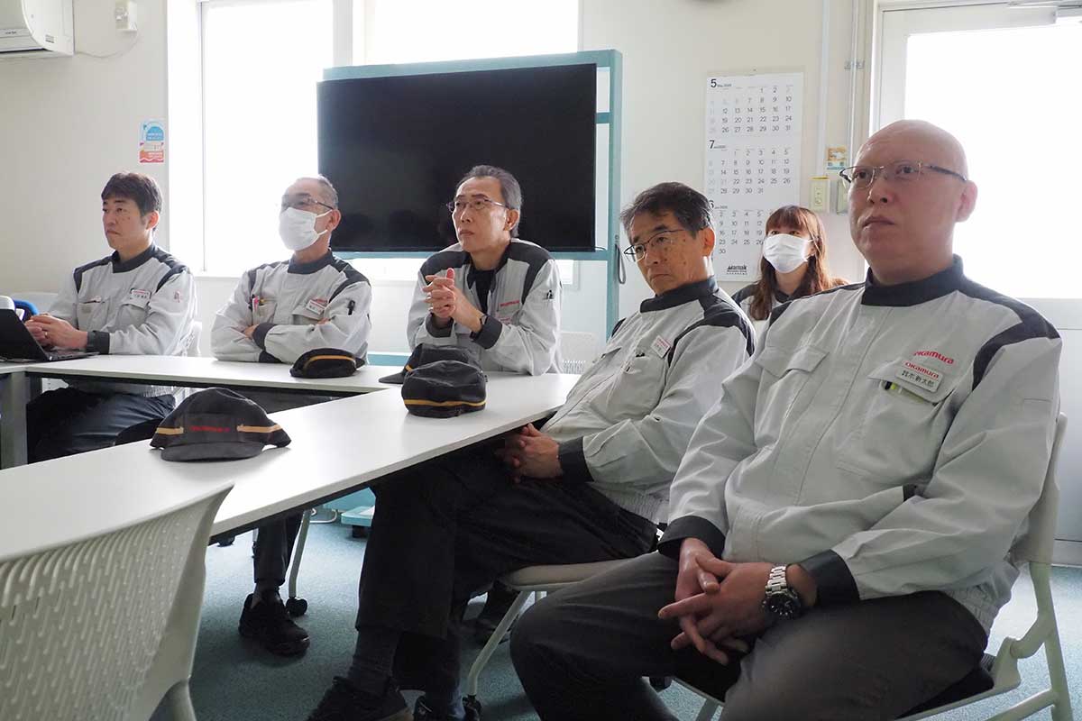 幹部職員らは学生たちの説明に熱心に耳を傾けた