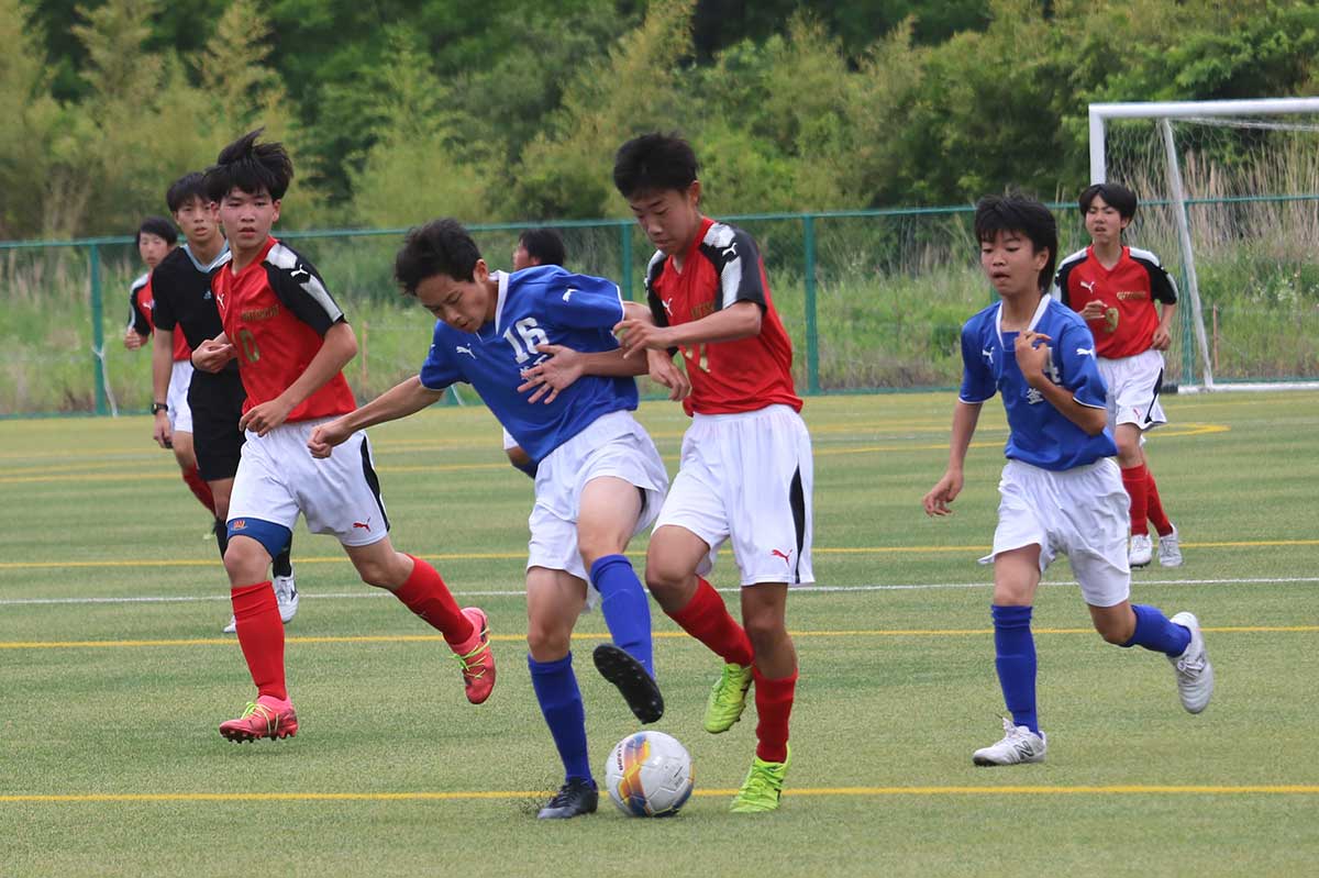 サッカーは昨年同様、釜石東中（青）と大槌サッカークラブ（赤）が対戦