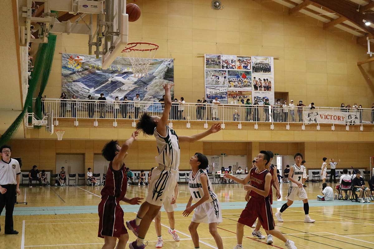 バスケットボール男子1回戦。大槌学園と戦う釜石中（白）は技ありのシュート