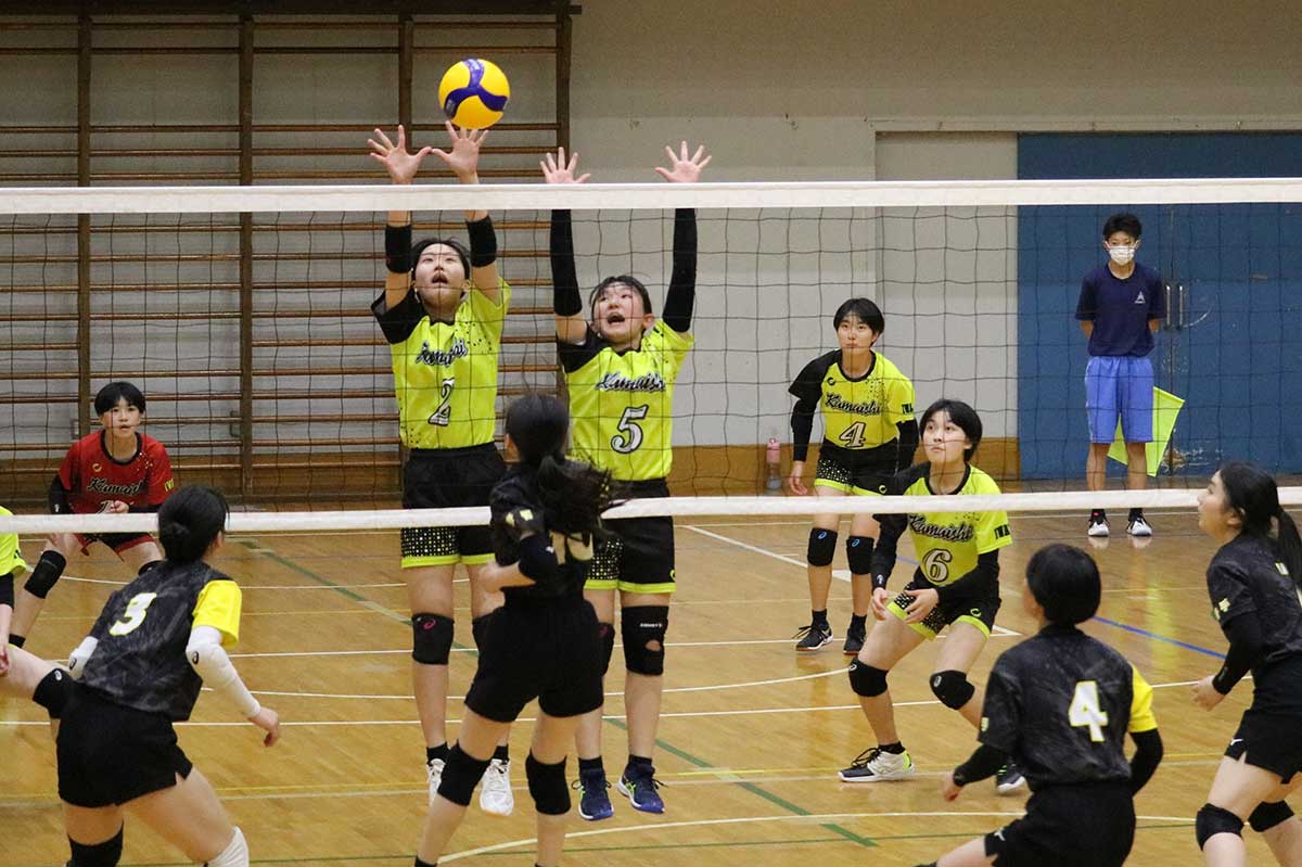 磨きをかけてきたブロックで相手スパイクを止めにかかる釜石ヤング