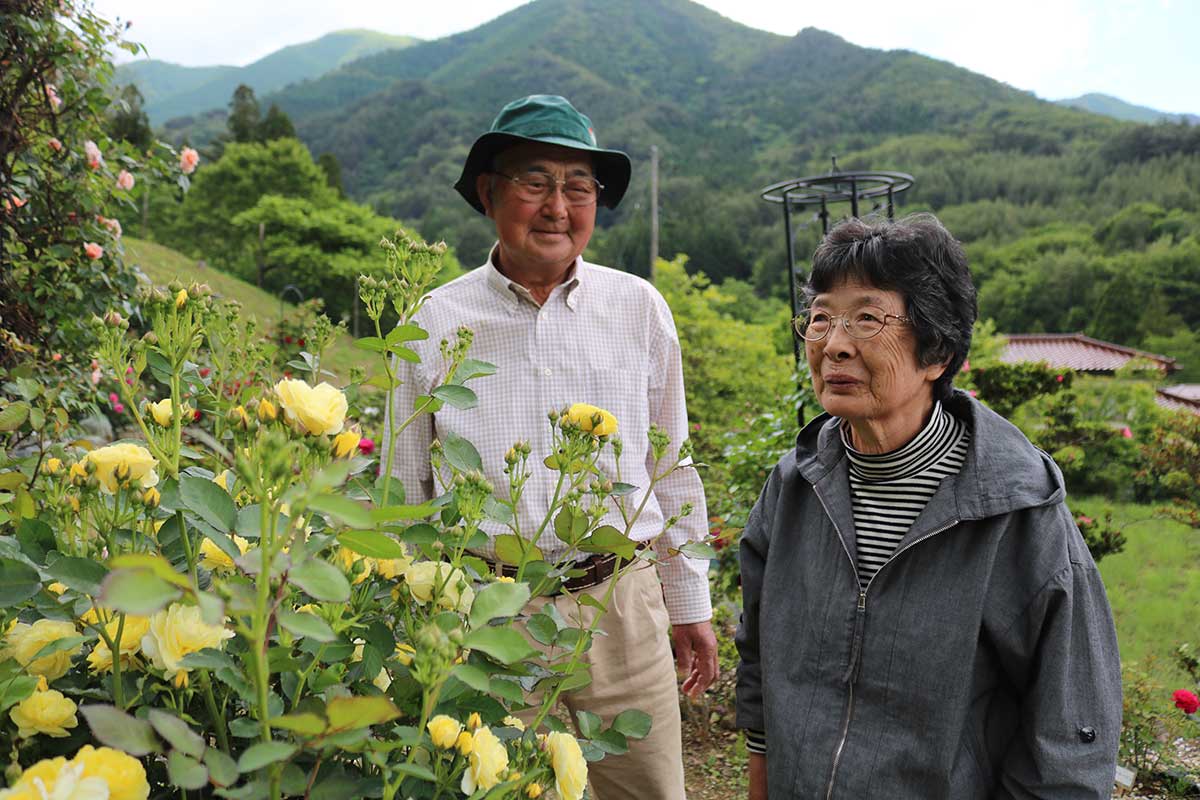 庭を造ってきた菊池秀明さん、陽子さん（右）夫妻。10年目の公開に感慨もひとしお