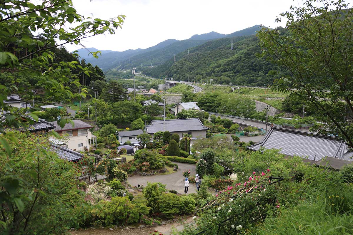 園内の最も高い場所には「見晴らし台」も。釜石道や遠くの山並みを一望できる