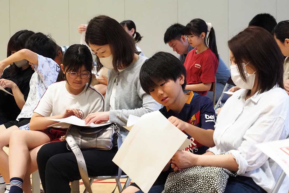 インターネット利用について学ぶ白山小の児童と保護者