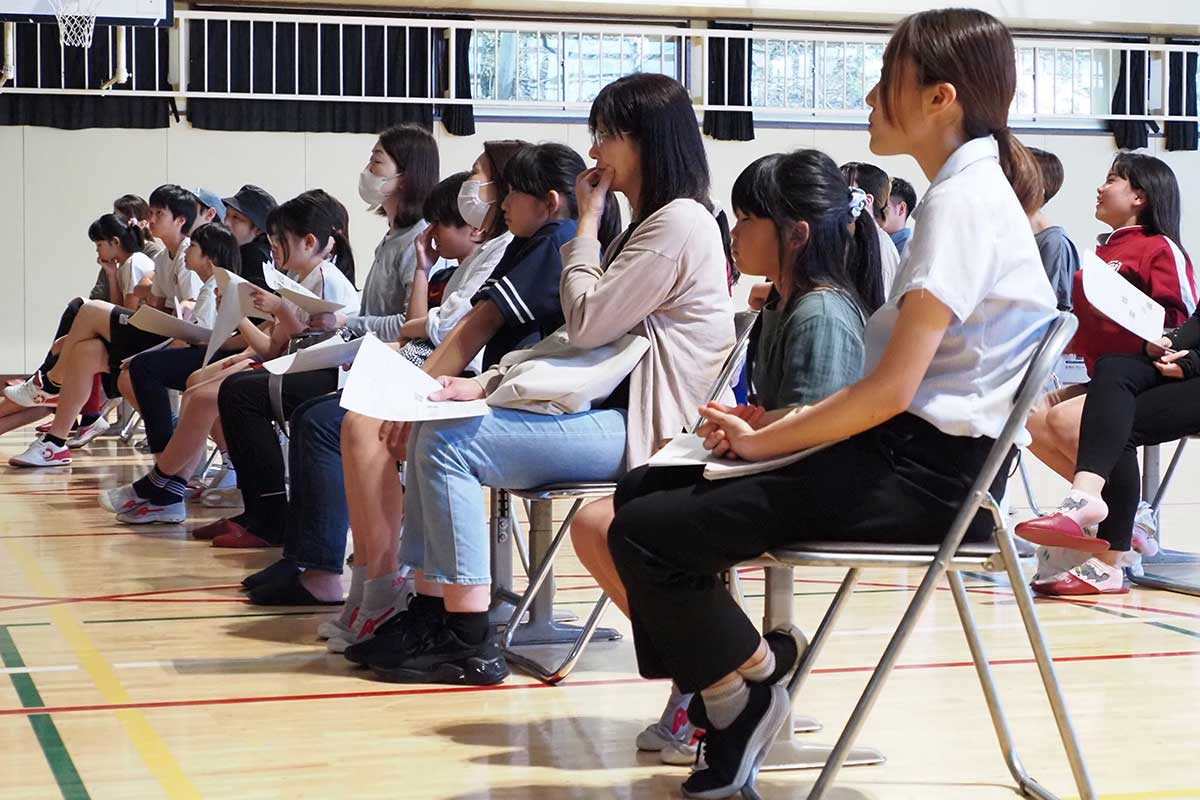 児童も保護者も講師の話にしっかりと耳を傾ける