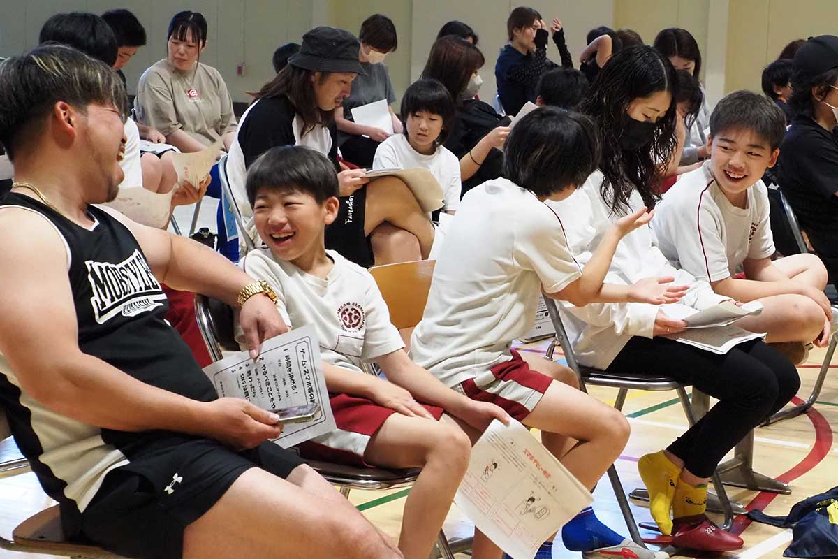 楽しそうに話し合いながら情報モラルについて学んだ