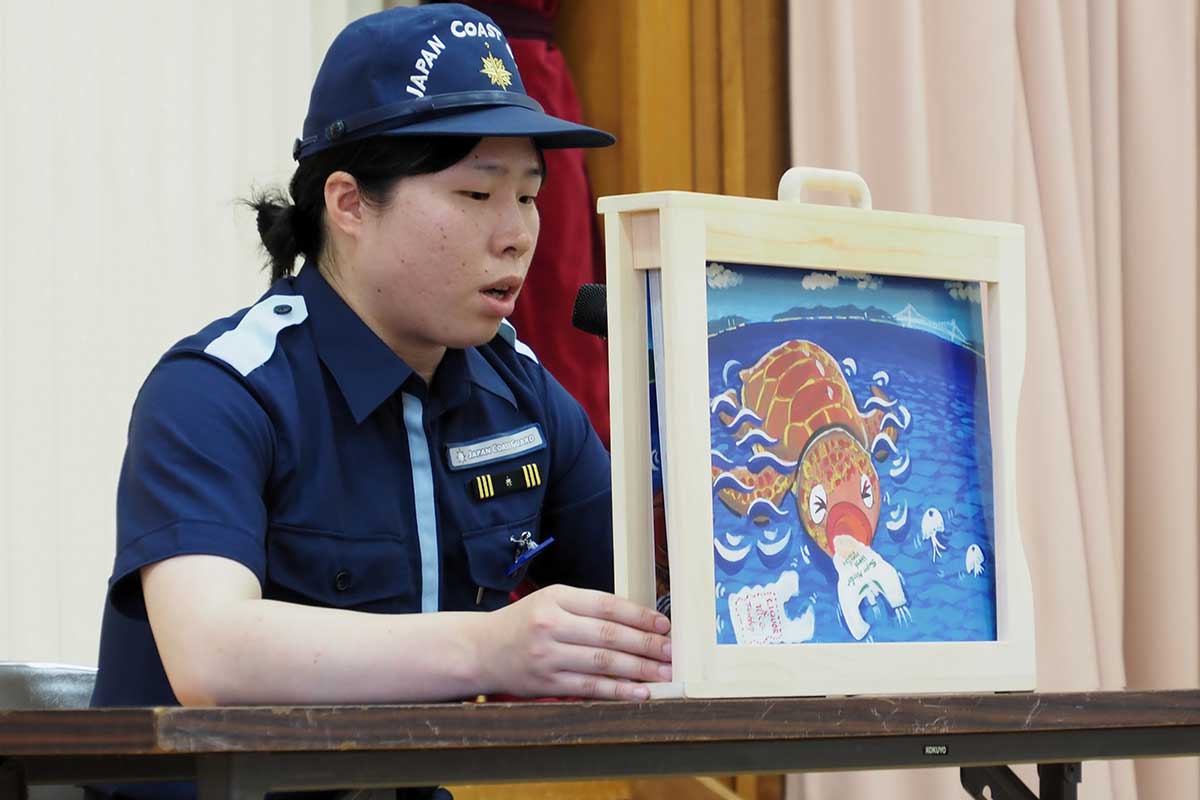 紙芝居でプラスチックごみが海洋生物に与える影響の大きさを伝えた