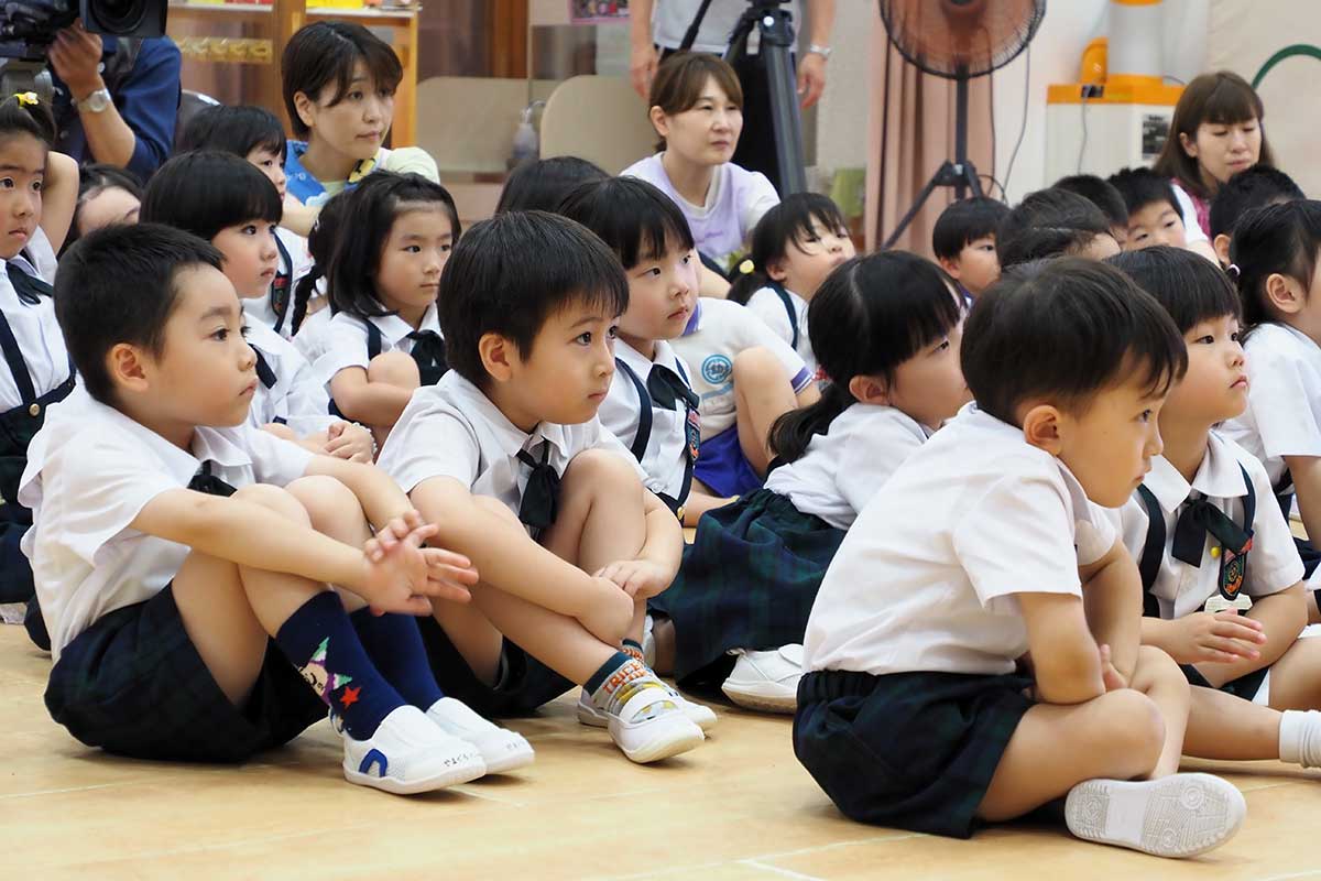 じっと聞き入る園児。物語の世界に入り込んだ