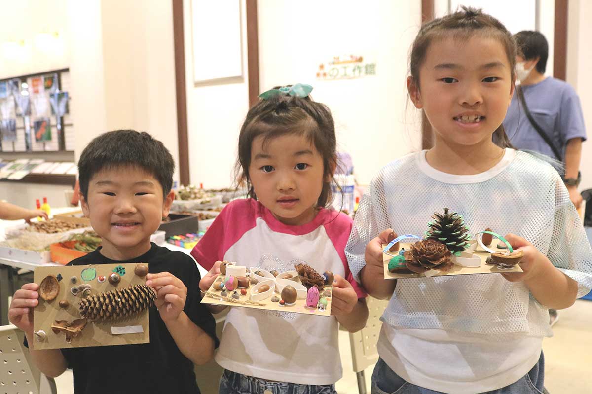完成した作品を手にする子どもたち。「お家のどこに飾ろうかな？」