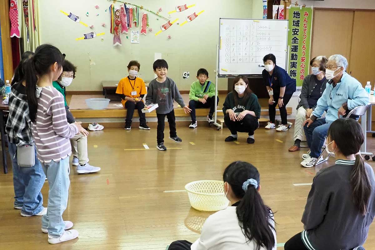 子どもから高齢者まで一緒に玉入れを楽しむ