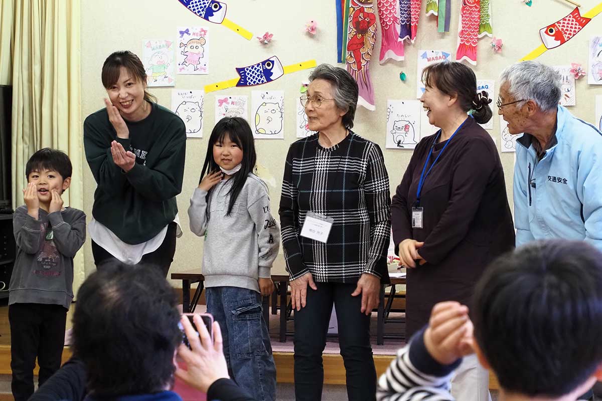 幅広い年代が入り混じったジェスチャーゲーム