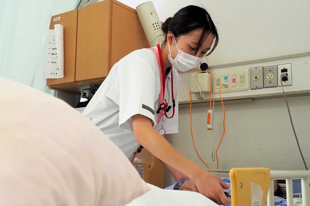 釜石市のせいてつ記念病院で働く新人看護師の佐藤綺美さん