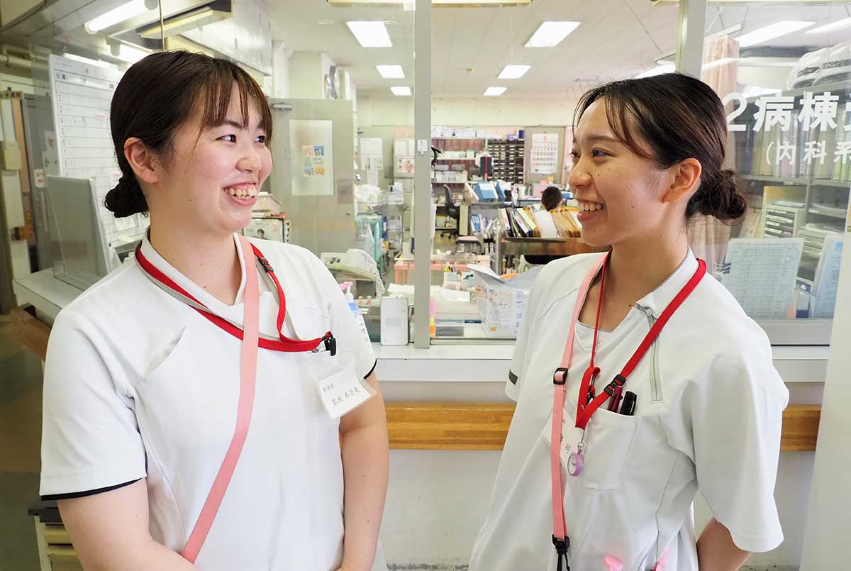 一番近くにいる先輩の菊池未奈美さん（左）と笑顔を合わせる佐藤さん。見守られながら看護師として経験を重ねていく
