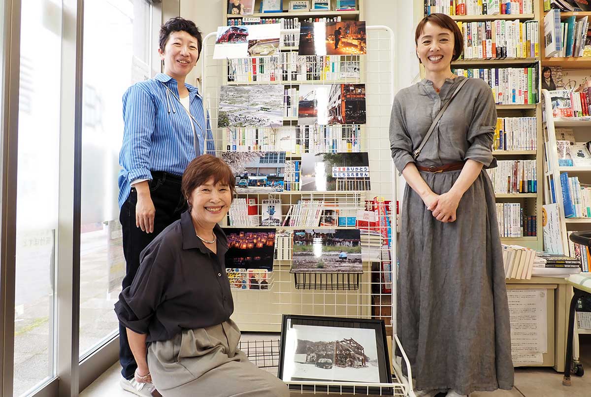 hanaさん（左・手前）の写真作品を囲む坂口さん（右）、手塚さや香さん