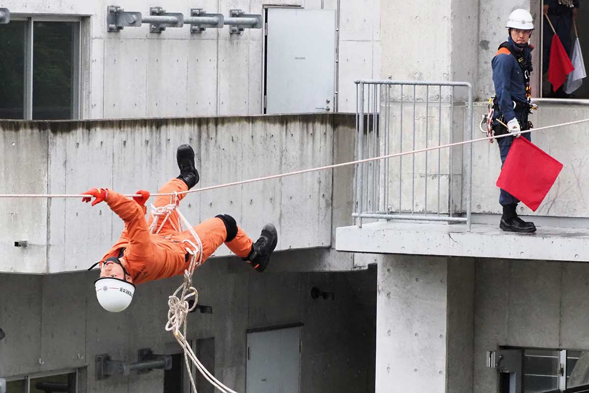要救助者を助け出すためロープを渡る署員