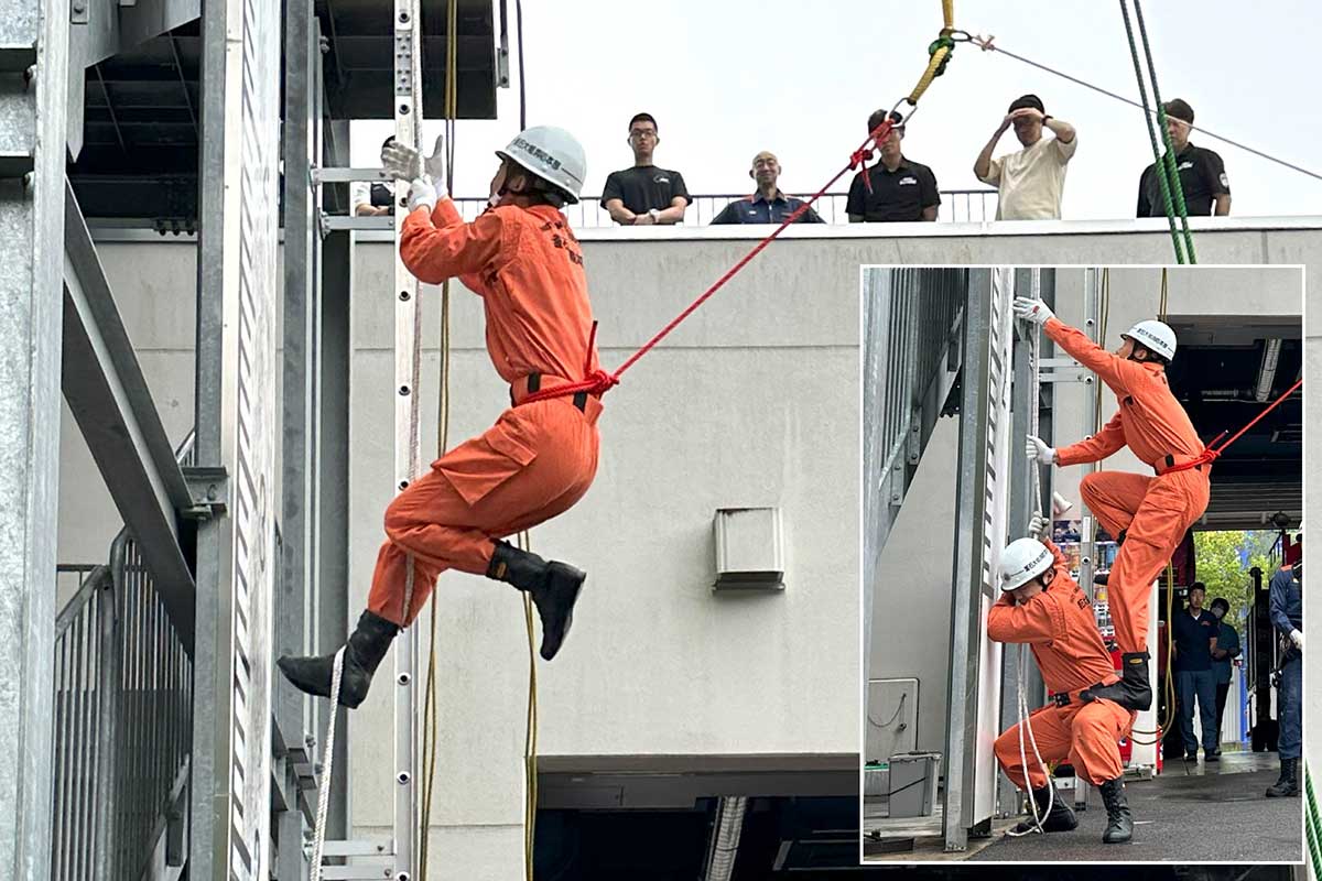 器具を使わずロープを登る長野凌太さん。補助者と息を合わせるのが鍵