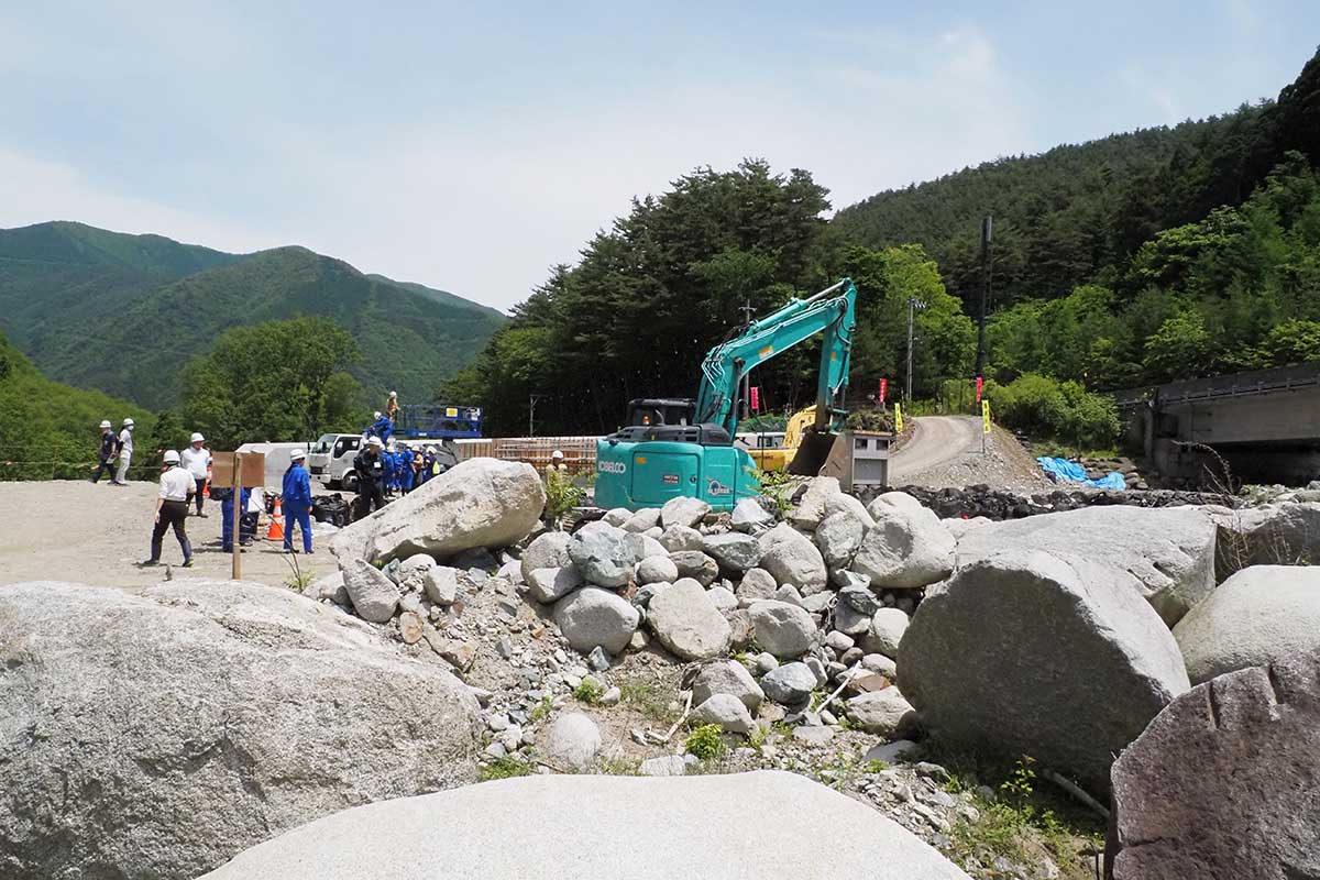 砂防堰堤の上流部に堆積する土砂（手前）。大小さまざま