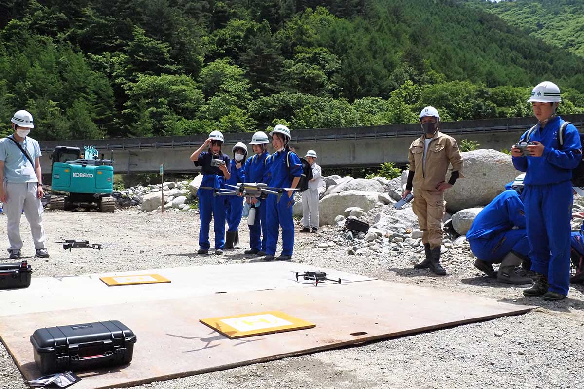 現場の地形を把握するのに活躍するドローンの操作体験