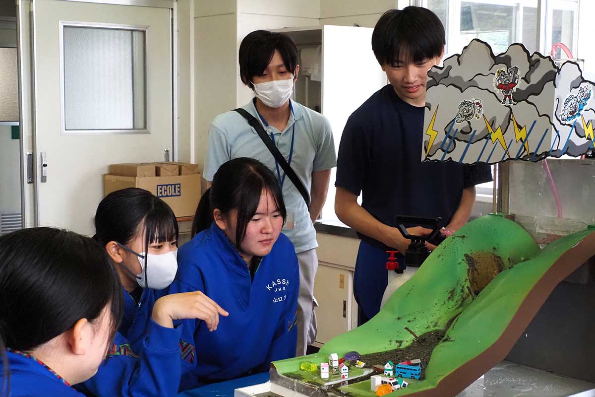 模型を使った実験で、砂防施設の役割を学ぶ生徒