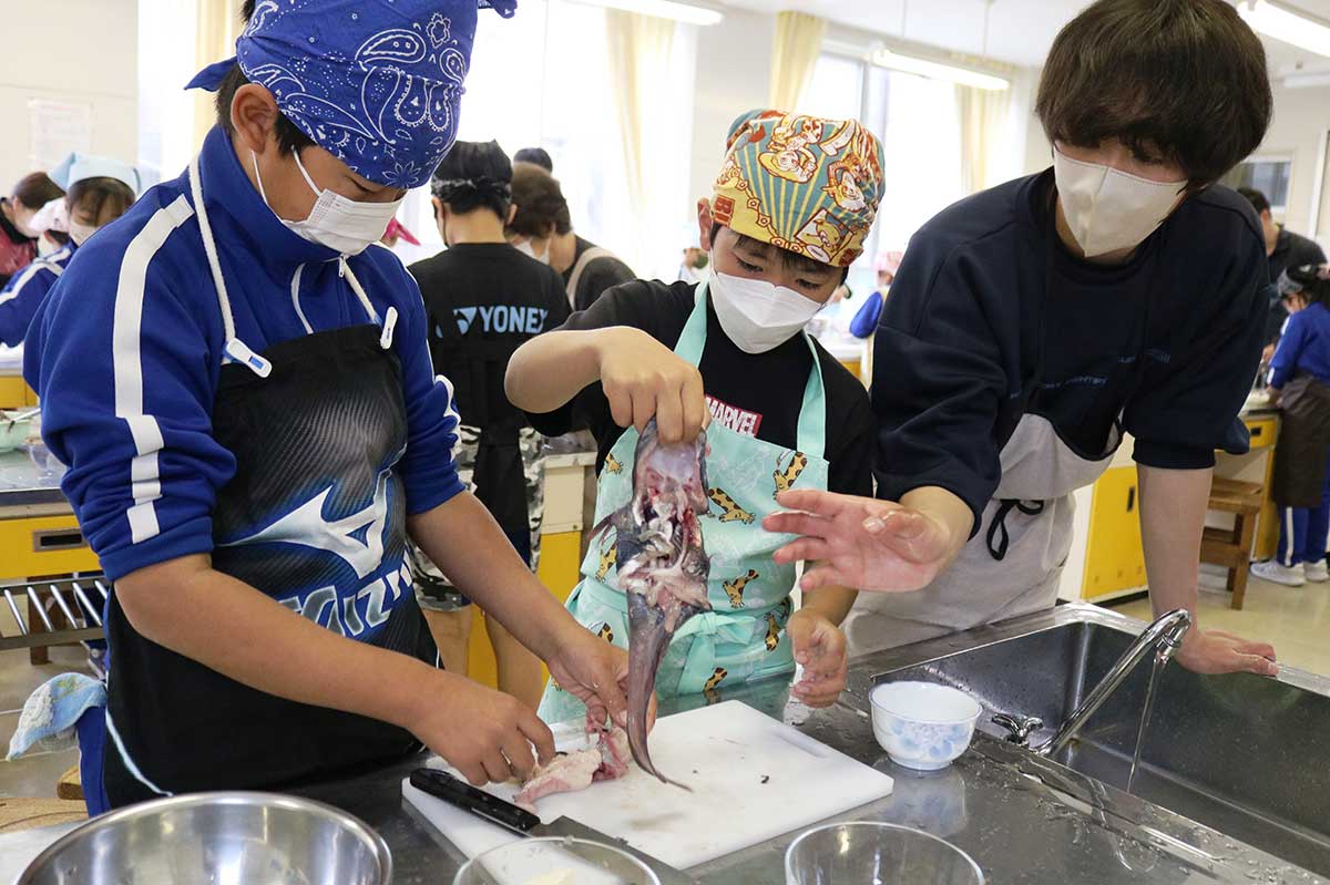 腹を切り開いて内臓を取る。肝は取り分けてドンコ汁に使う