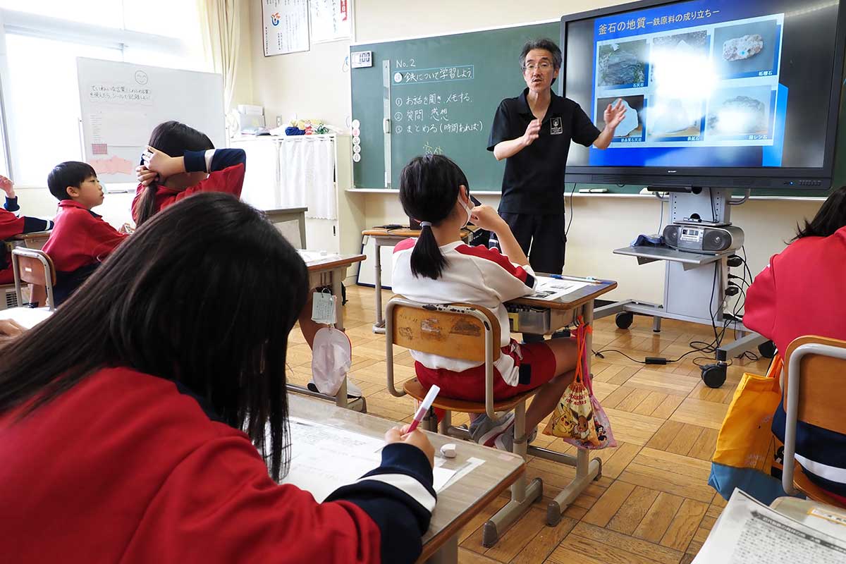 児童はメモを取ったりしながら鉄の話に聞き入った