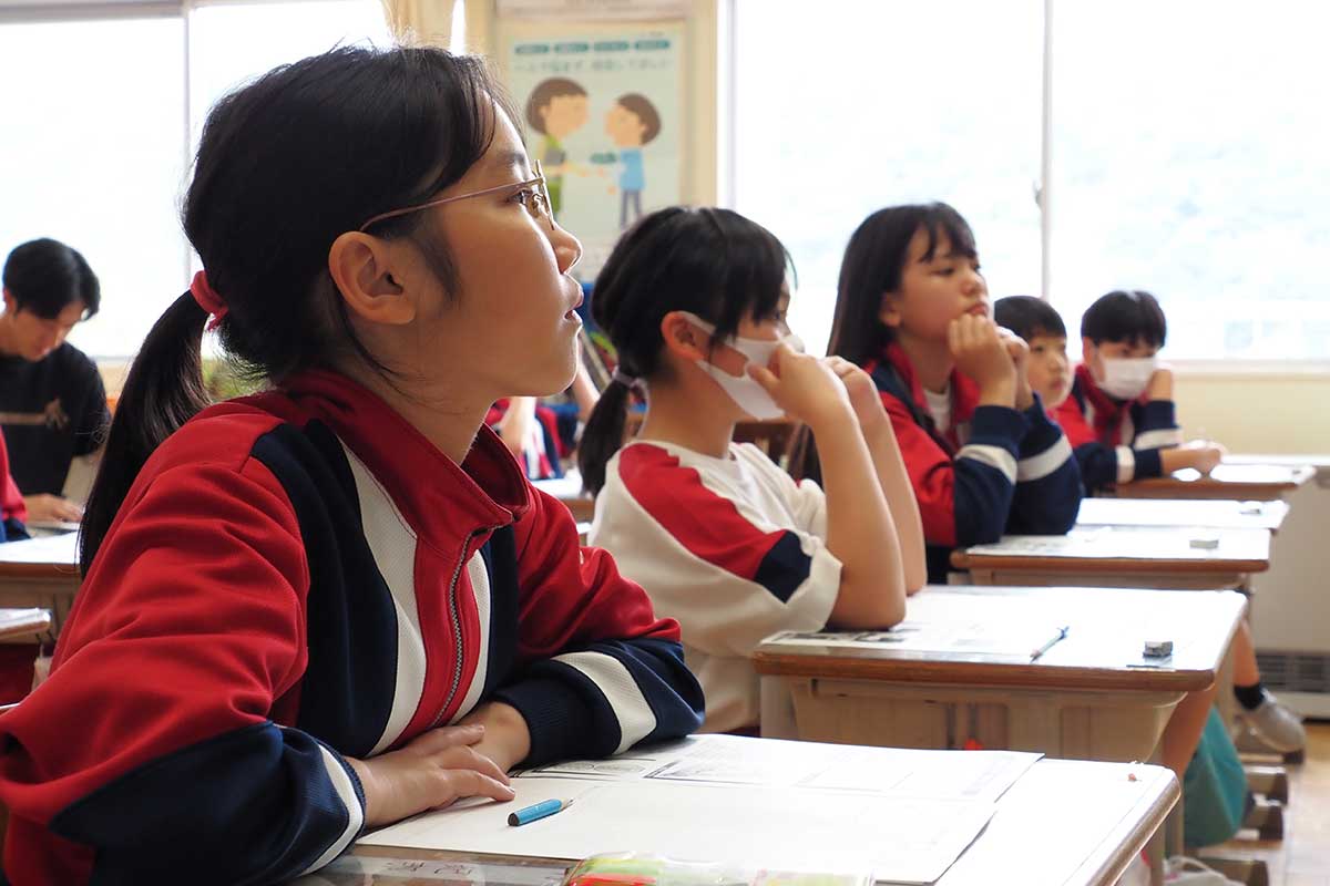 興味津々！鉄の歴史にじっくりと耳を傾ける児童