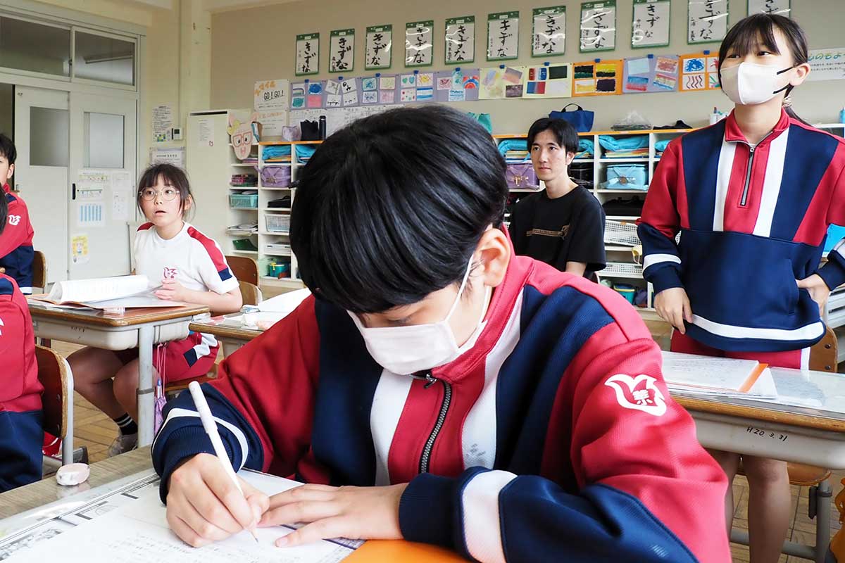 鉄の学習で気になったことを質問して理解を深める児童