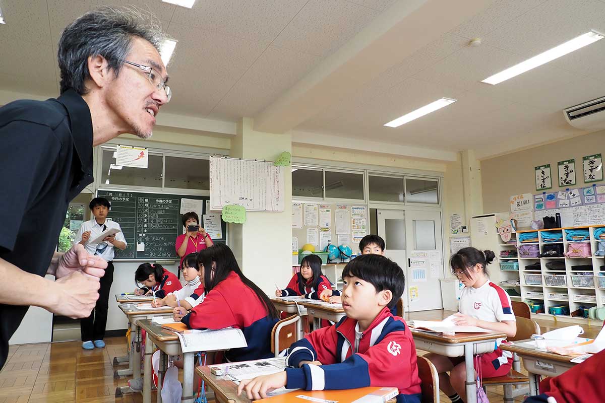 「知りたいことをどんどん調べて。分かったら教えて」と森室長（左）