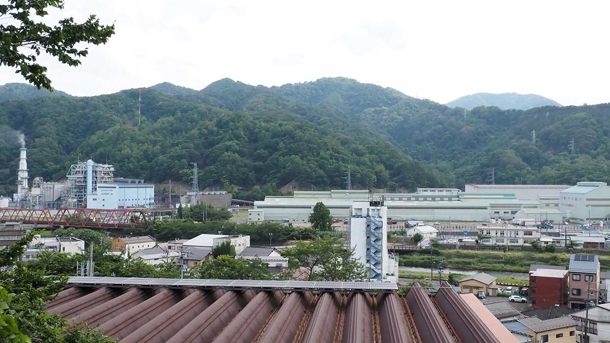 釜石小周辺から見える街並み。山際に製鉄所の建物が連なる