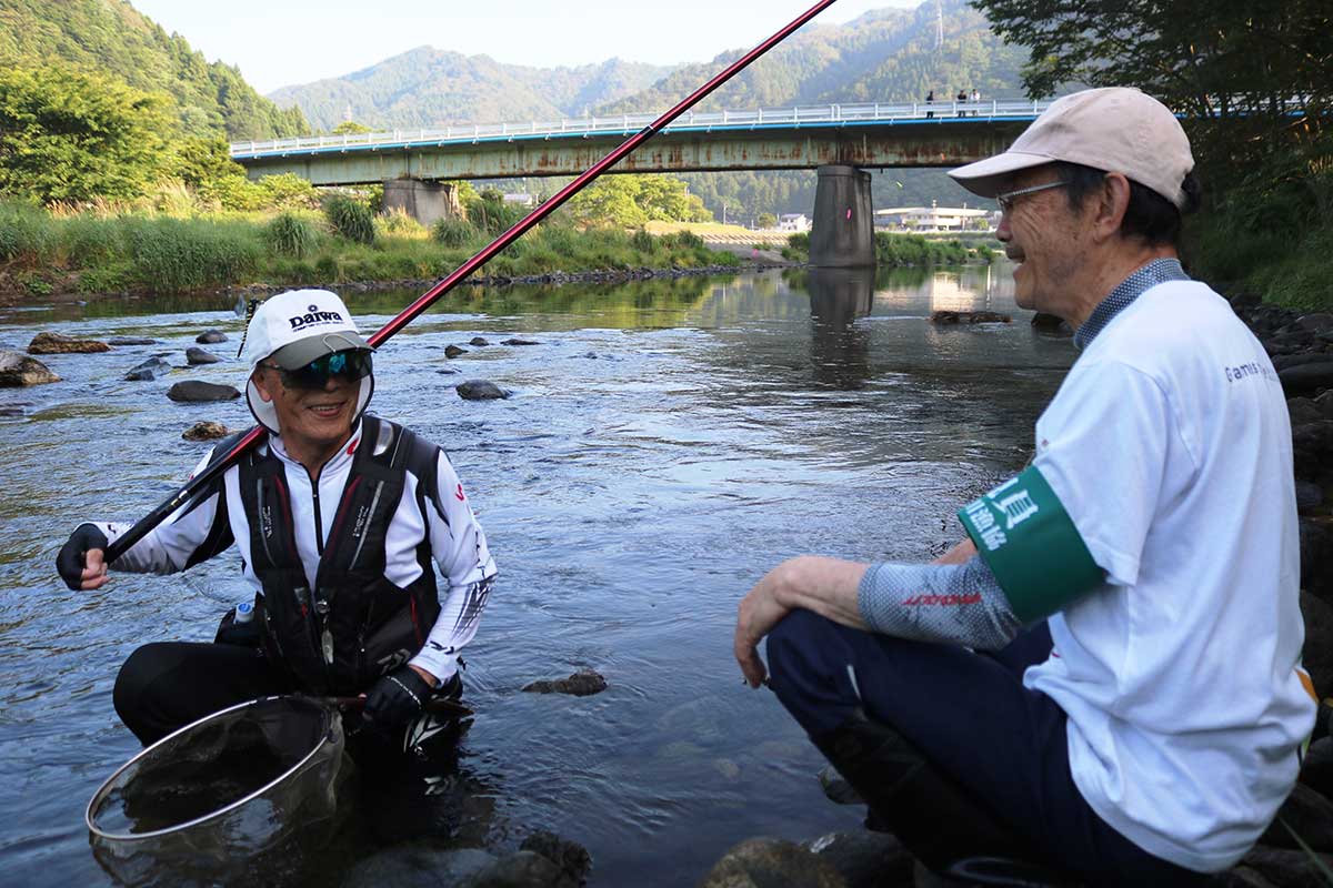 鵜住居川は6日午前5時に解禁。鵜住居川漁協の監視員と会話を楽しむ釣り客