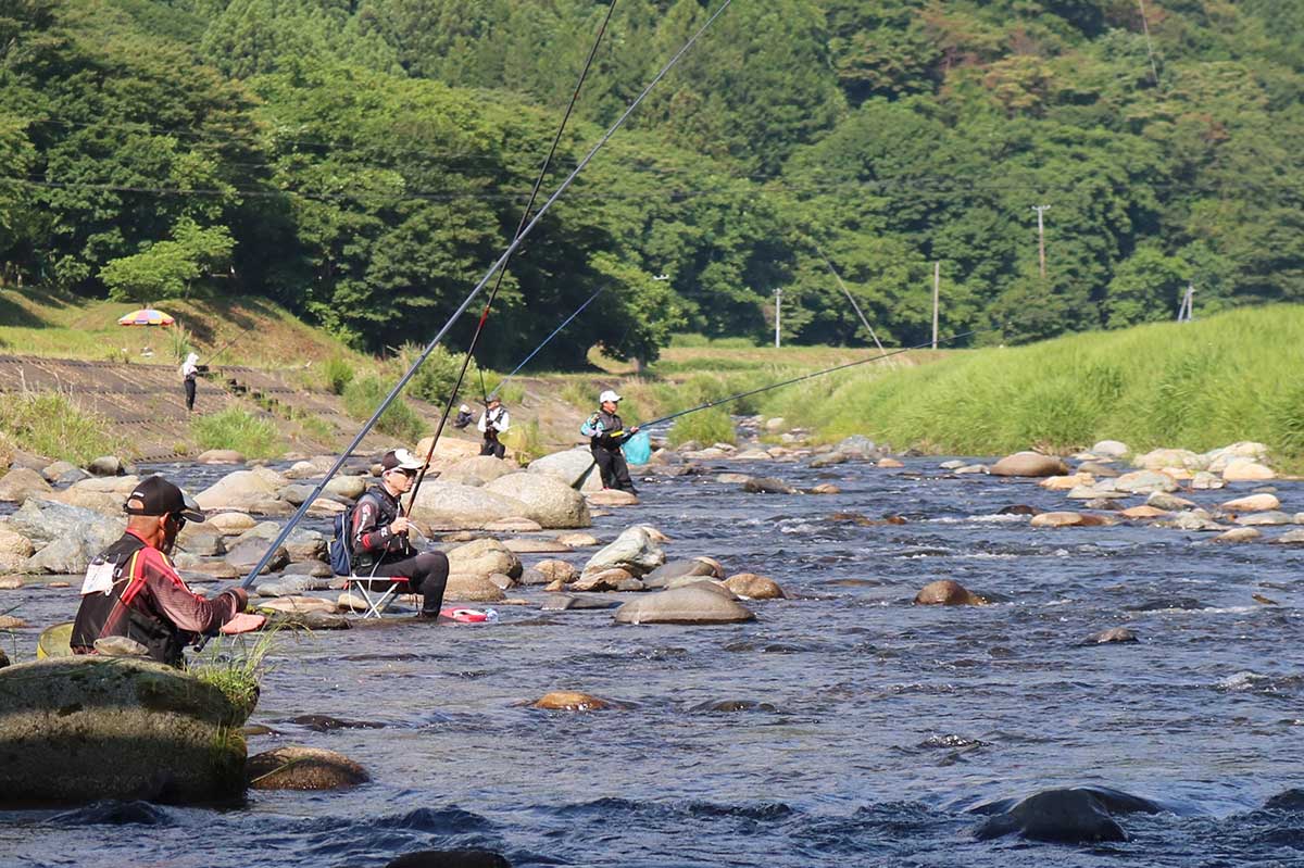 砂子畑橋上流も人気のスポット。多くの釣り客が陣取った