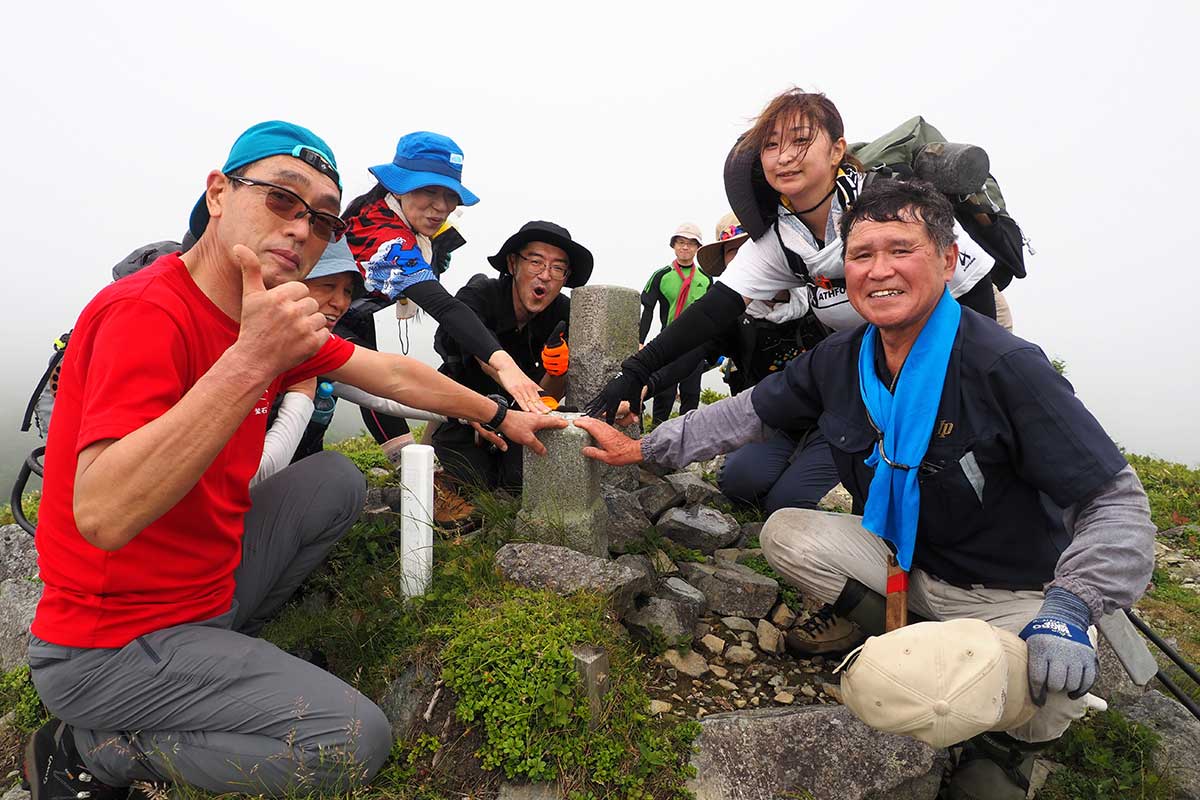 山頂は霧に包まれるも、登頂者の表情は晴れやか
