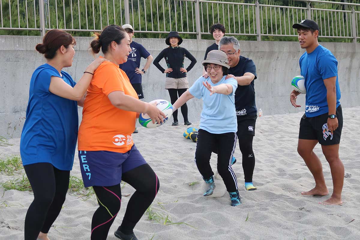 夕方の根浜海岸でビーチラグビー交流。たくさんの笑顔が弾ける