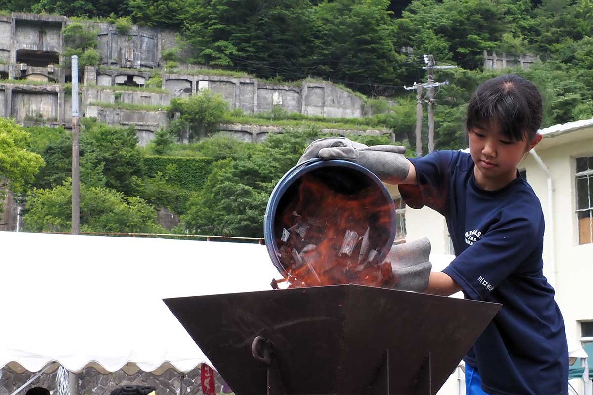 「近代製鉄発祥の地・釜石」で鉄づくり体験に挑む中学生＝3日