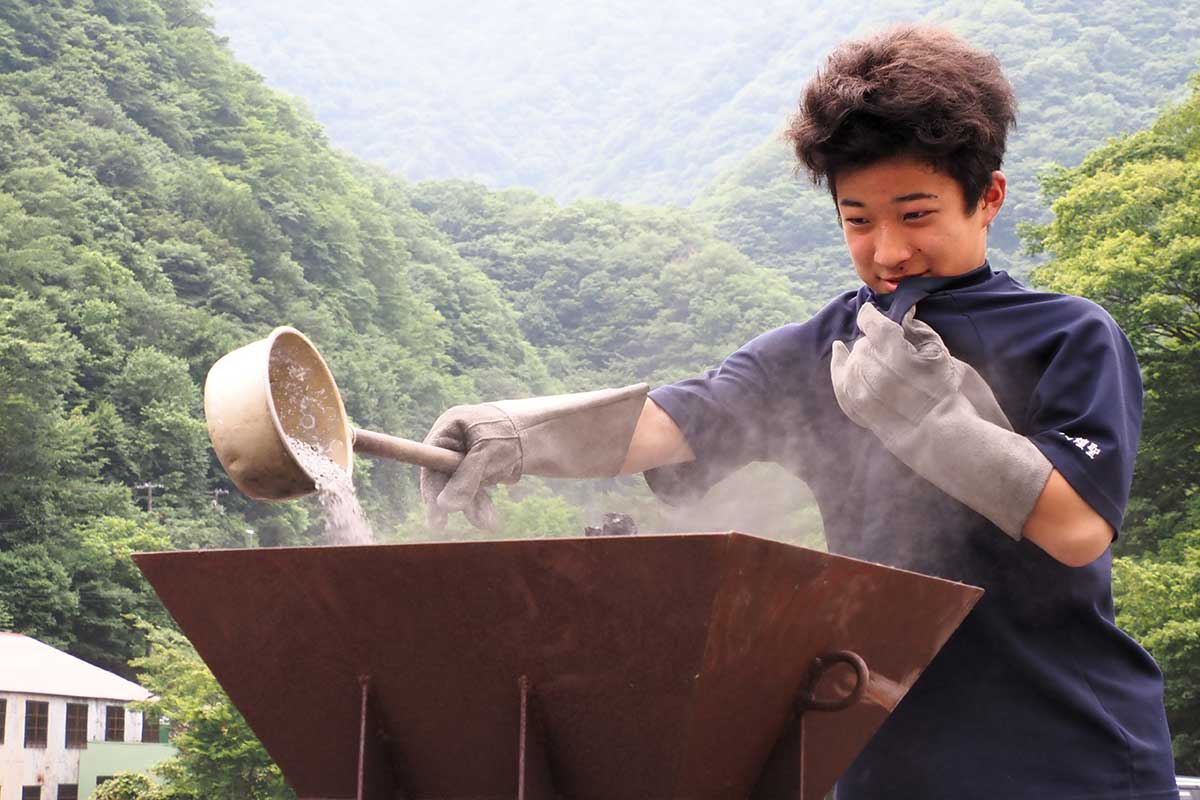 鉄鉱石と石炭を混ぜたものを投入。「鉄ができますように」